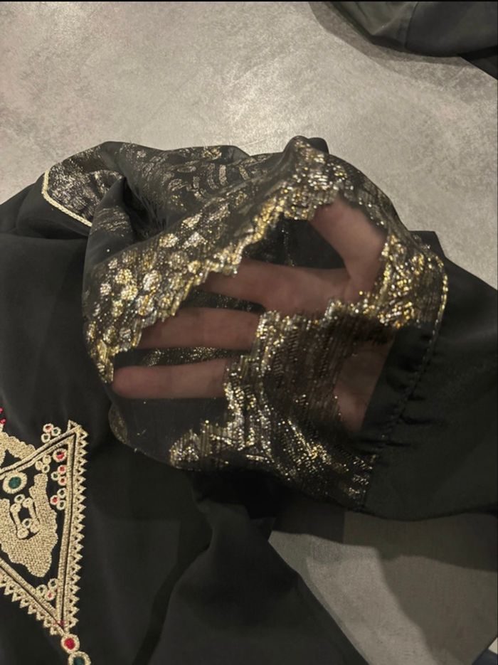 Abaya Noir Élegant avec Broderies Dorées - photo numéro 5