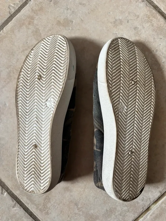 Chaussures basses en toile pointure 29 - photo numéro 2