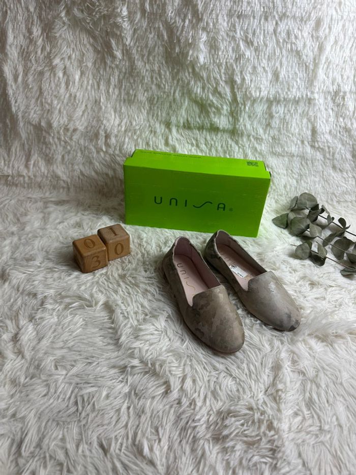 Paire de slipper Unisa taille 30