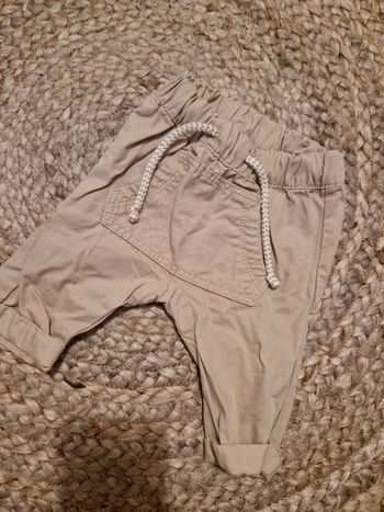 Pantalon fin taille 3 mois.