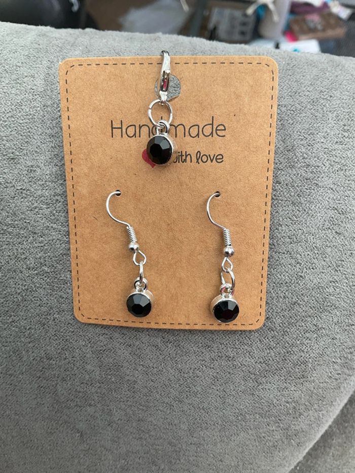 Boucles d’oreilles et breloque noire neuve - photo numéro 2