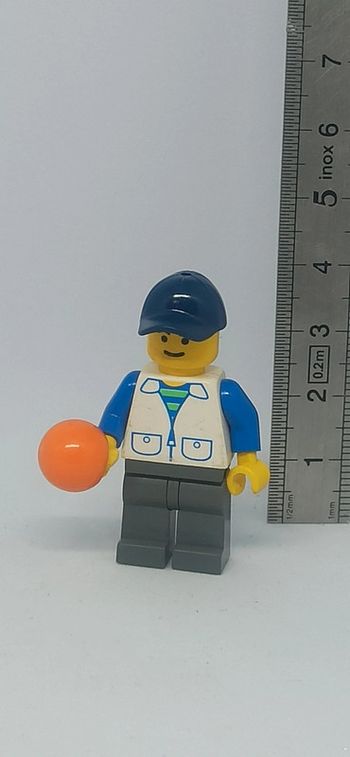 Homme avec casquette et balle lego