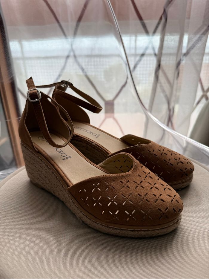 Escarpins compensés espadrilles à brides chevilles  Portés une heure  Couleur cognac effet daim - photo numéro 2