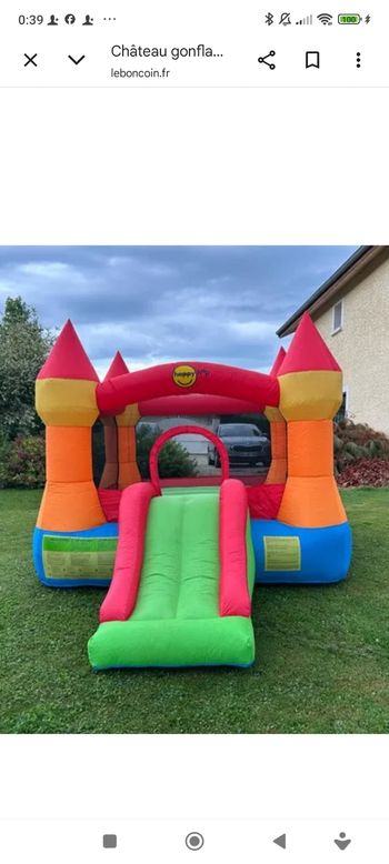 Château gonflable multicolore enfant