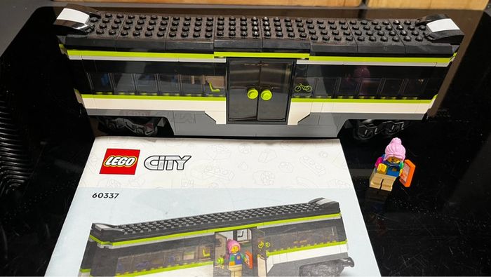 LEGO City 60337 Le Train de Voyageurs Express train télécommandeé - photo numéro 17