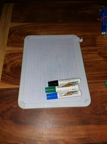 Tableau blanc + marqueurs effaçables