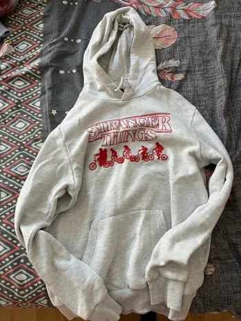Sweet à capuche, Stranger, Things