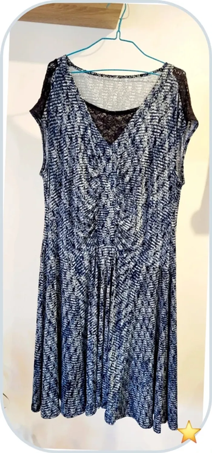 Robe fluide imprimée avec détails en dentelle – Très bon état - Bleu - Taille 40