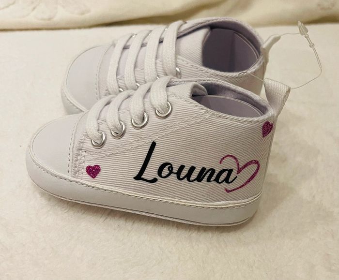 Petite converse blanche avec inscription « Louna » 6/9 mois