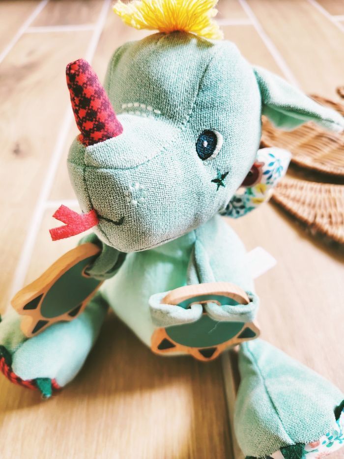 🐉Jouet d'éveil sensoriel - Peluche doudou multi activités Joe Le Dragon - marque Lilliputiens - photo numéro 4