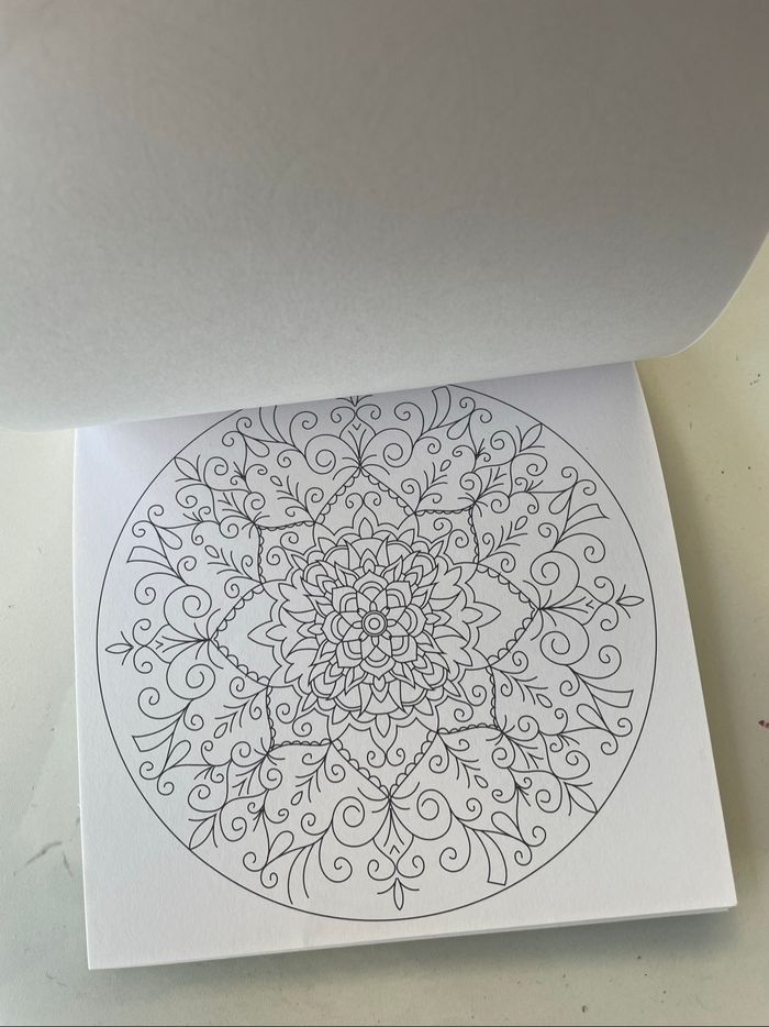 Livre de coloriages  mandalas - photo numéro 3