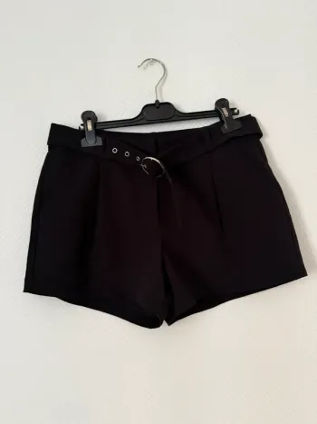Mini short en bon état noir taille 36 etam