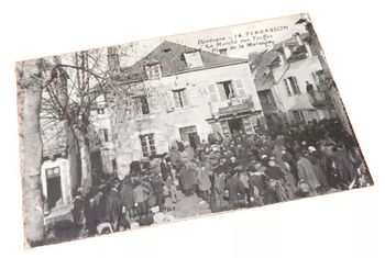 Carte postale ancienne  Terrasson (Dordogne)  Le marché aux Truffes  Place de la Marzelle