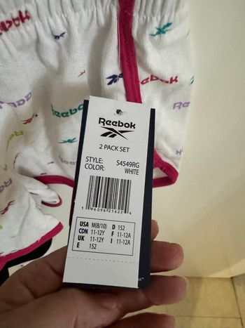 Lot 2 shorts fille reebok  11-12. Ans
