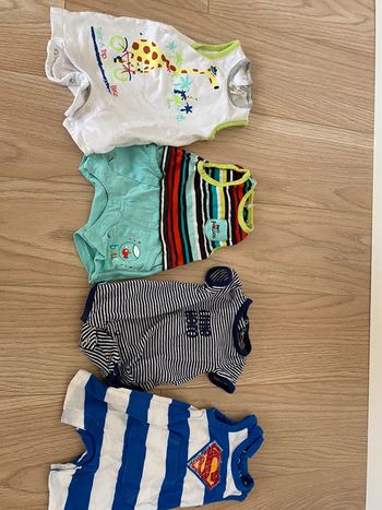 Lot de 4 combishorts naissance très bon etat