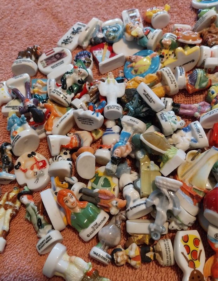 lot n°2 de 200 fèves Disney Asterix Looney Tunes Harry Potter Avatar Tintin Seigneur des anneaux et - photo numéro 2