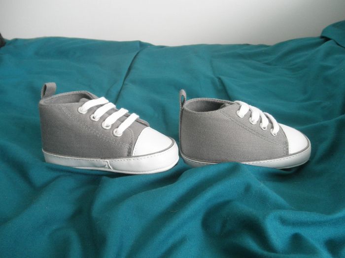 Tennis grise neuve 9-12mois