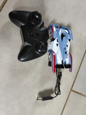 Voiture télécommandée ventouse