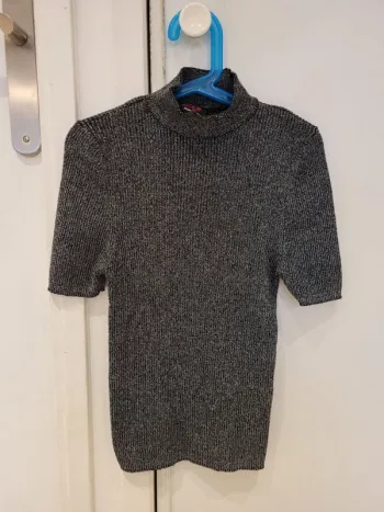 Top moulant manches courte col montant