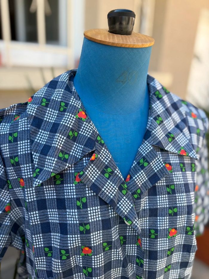 Robe blouse à carreaux motif fleuri - des années 70 - en très bon état - taille 52 - - photo numéro 4