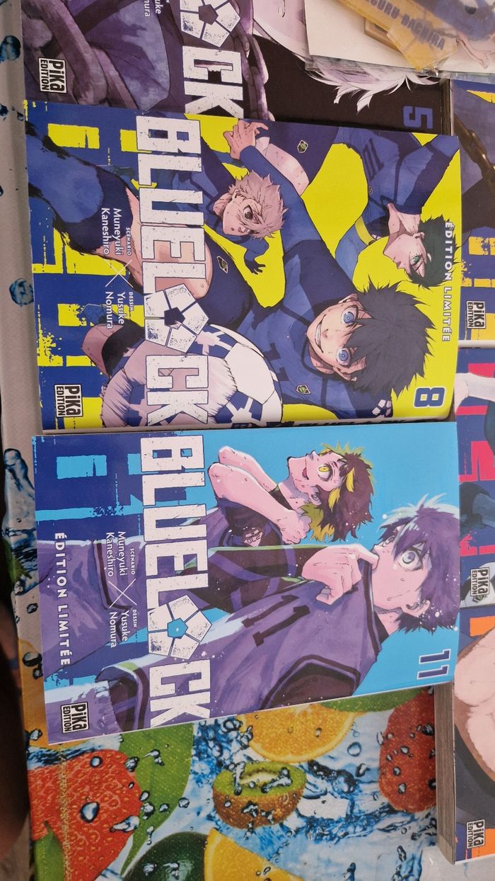 Blue Lock tome 1 à 5 + tome 8 et 11 jaquette réversible +stand acrylique - photo numéro 2