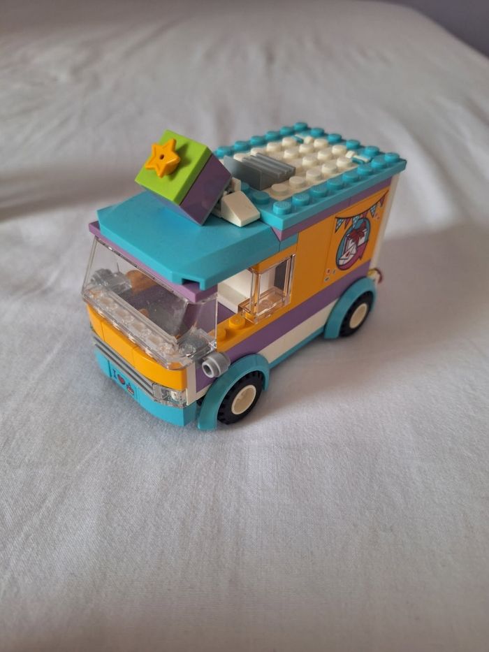 Lego friends 41310 la livraison des cadeaux à Heartlake City - photo numéro 2