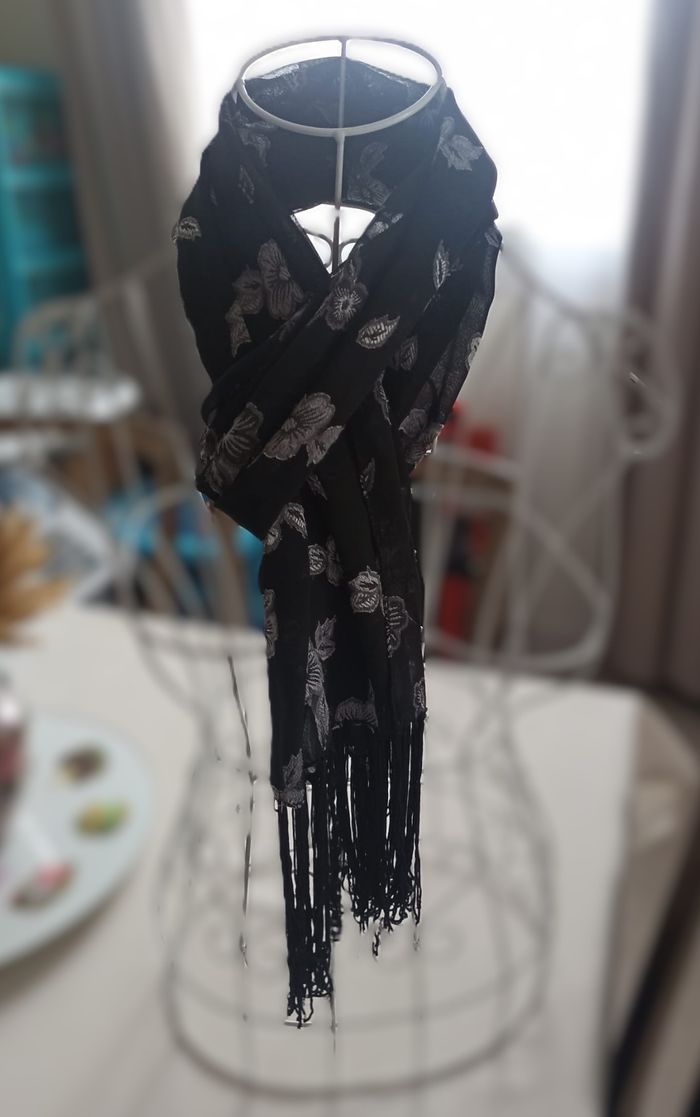 Écharpe Noire Élégante à Fleurs Argentées - photo numéro 5