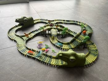 Circuit de voitures dinosaures