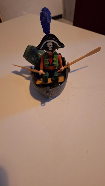 Playmobil pirate dans sa barque