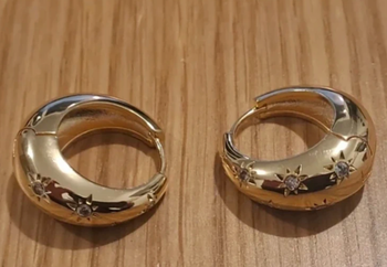 Créoles élégantes 15 mm plaquées or et zircons