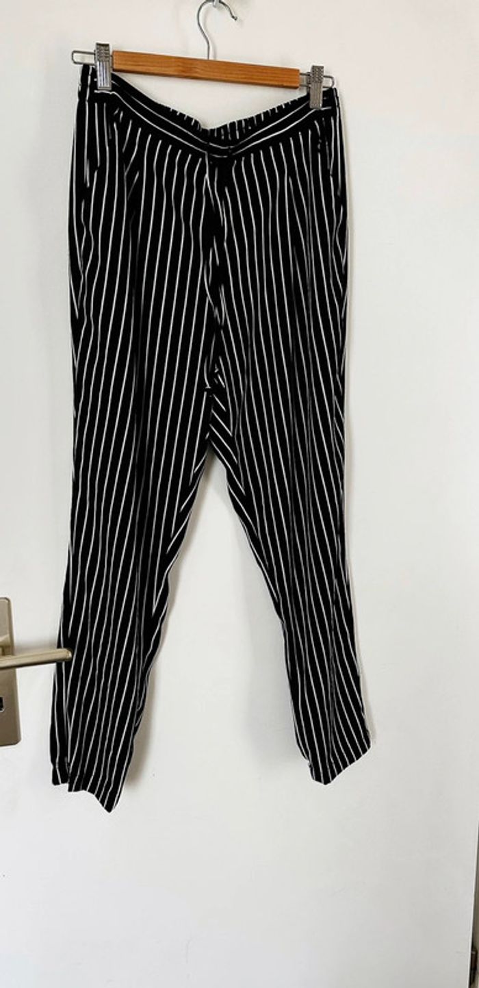 Pantalon fluide à rayure noir et blanc - Stradivarius