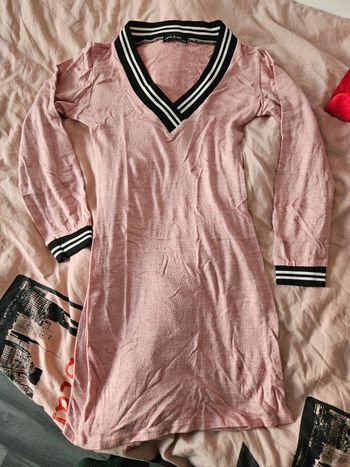 Robe rose à bandes noires et blanches