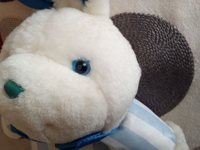 Doudou lapin Blanc et  bleu Pampers  bicolore rayé rayures peluche lapine lapereau  tête blanche peluche col bleu vintage ancien 1991  d'occasion  utilisé - photo numéro 3