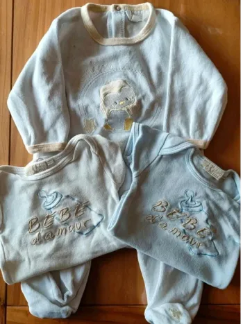 Lot  1  pyjama  et  2  bodies