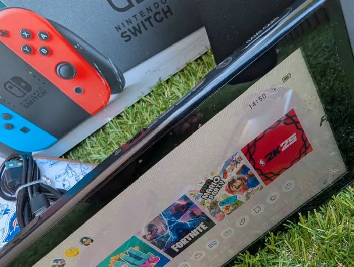 Console Nintendo Switch manettes carte SD pochette ect.. - photo numéro 6