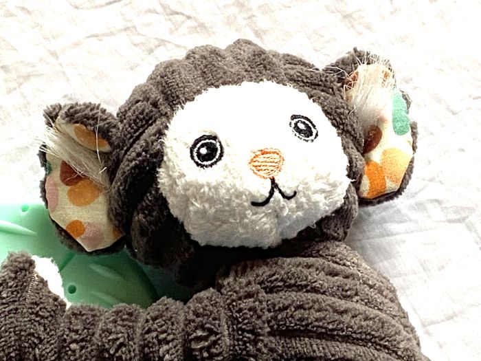 Petit Singe Chimpanzé Anthracite Grand Cercle Anneau Vert Animal Faune Peluche Petits Enfants Bébés - photo numéro 2