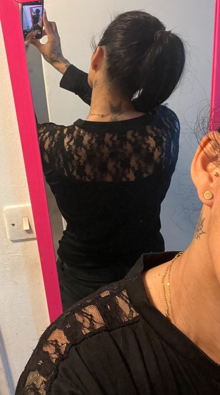 Haut noir à dentelle au dos et bras - photo numéro 3
