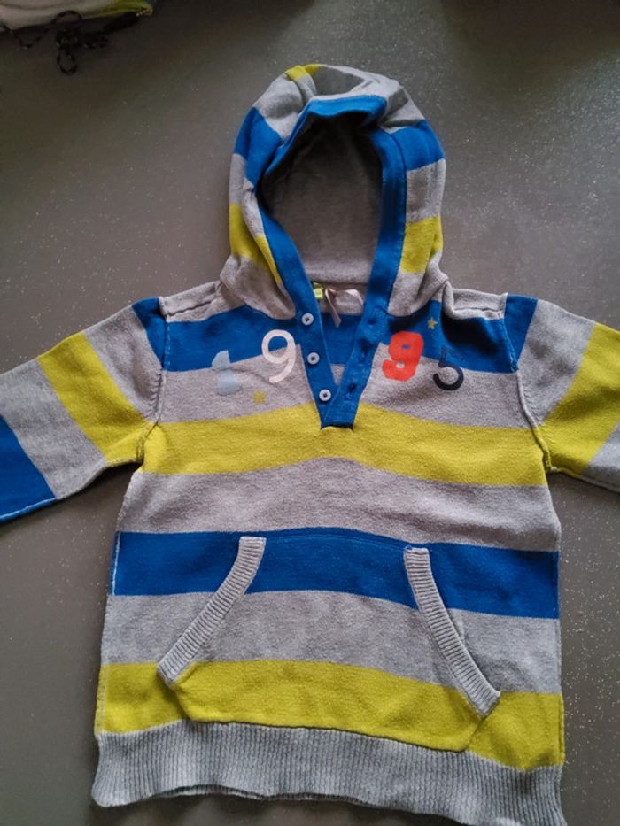 Pull à capuche 23 mois