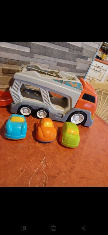 Camion transporteur avec 3 voitures