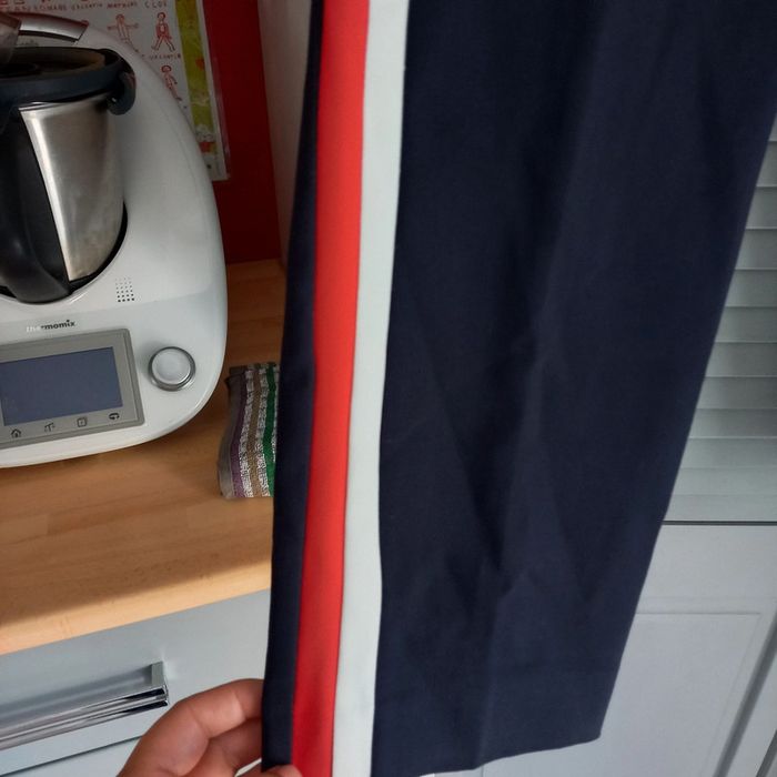 Pantalon chino bleu marine avec bandes sur le côté - photo numéro 2