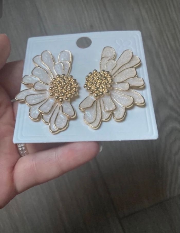 Boucles d’oreilles NEUVES avec étiquette pour femme forme de fleurs couleurs blanc et doré - photo numéro 3