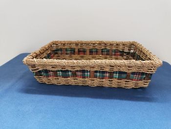 Panier rectangulaire paille tressée et bois, ruban écossais