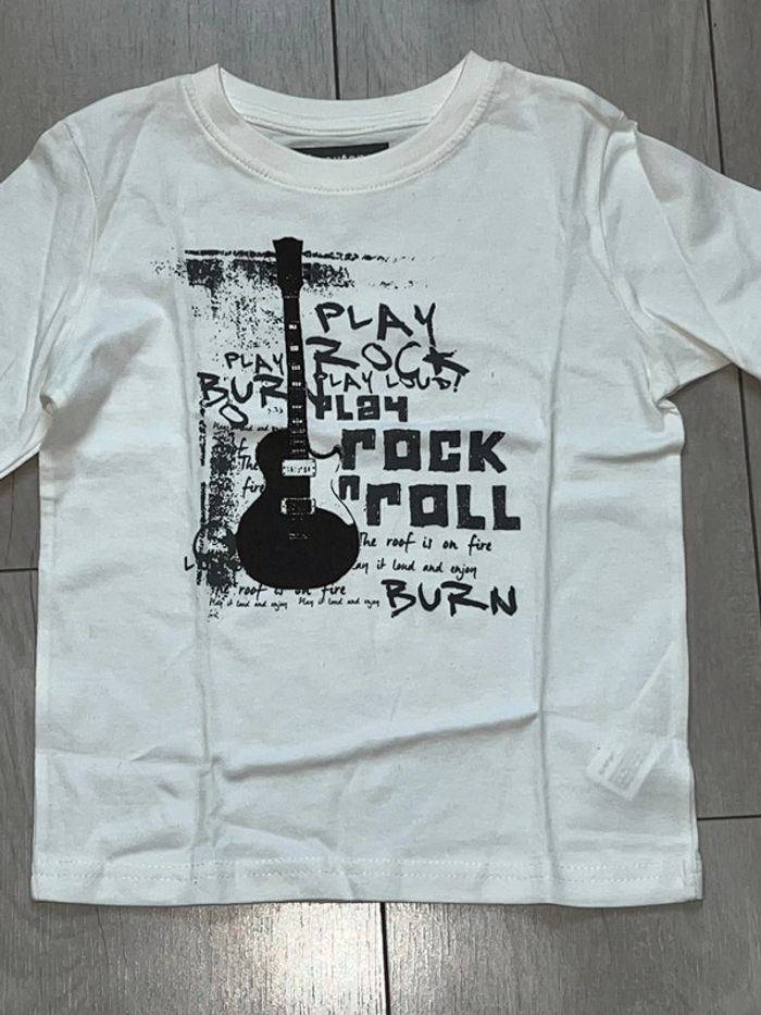 T-shirt longues manches NEUF 4 ans