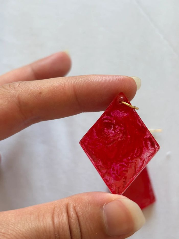 Boucles d’oreilles pendante losange rouge fait main résine acier inoxydable - photo numéro 4
