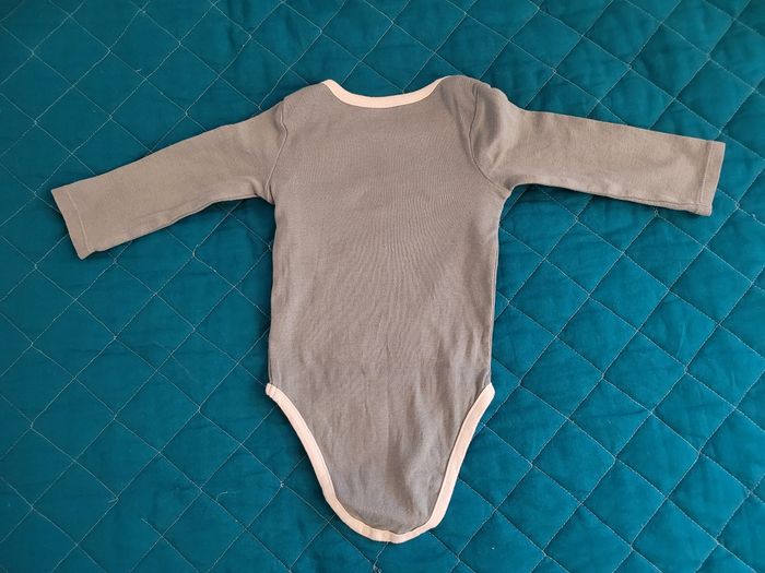 Lot de 5 bodies 9 mois - photo numéro 8