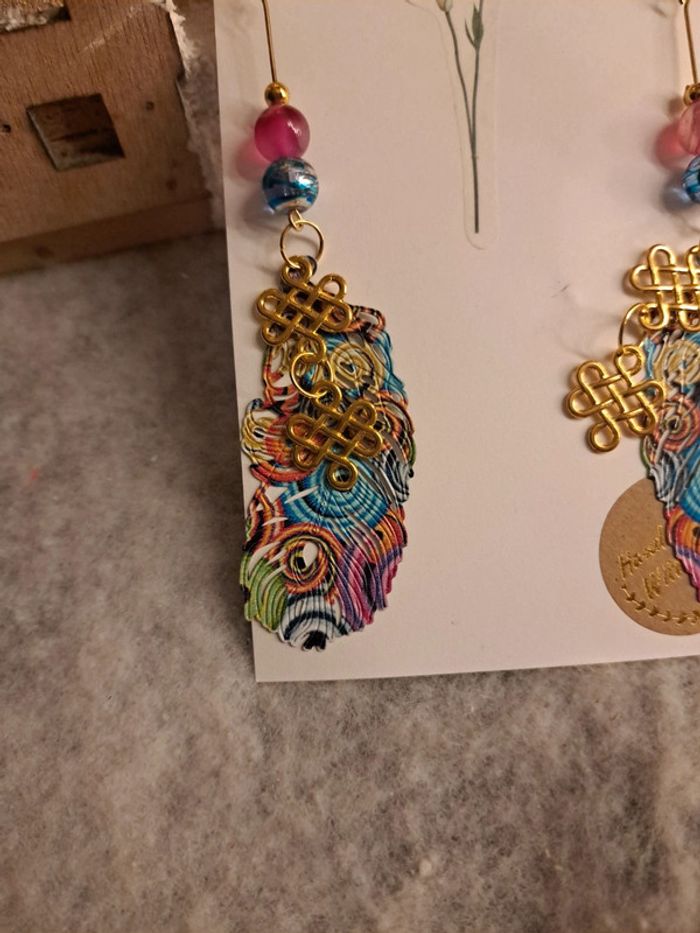 Boucles d'oreilles pendante plumes multicolore avec breloques doré - photo numéro 6