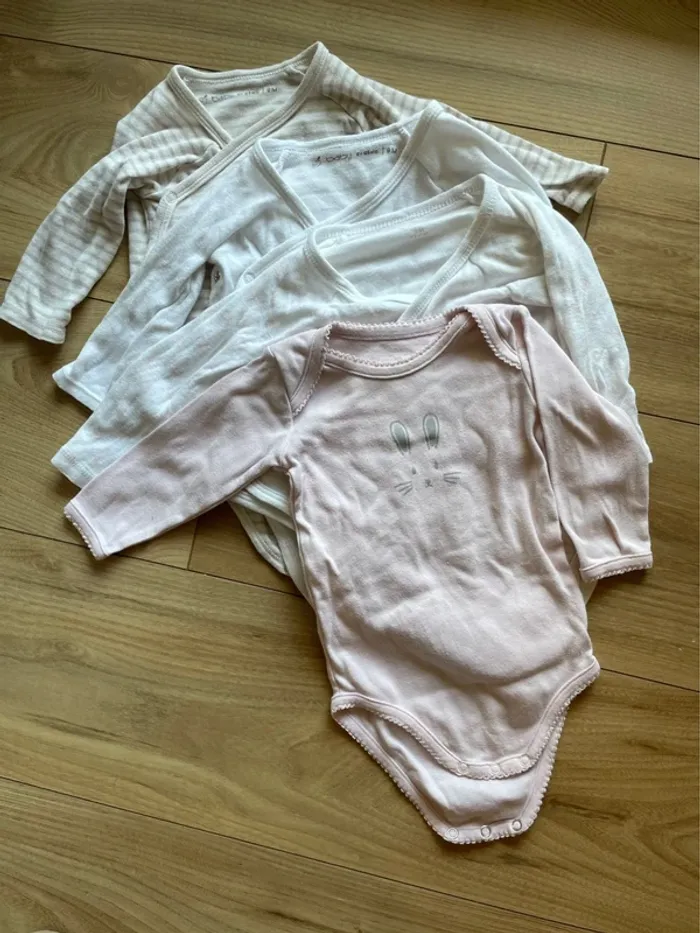 Lot 4 bodies bébé fille 9 mois