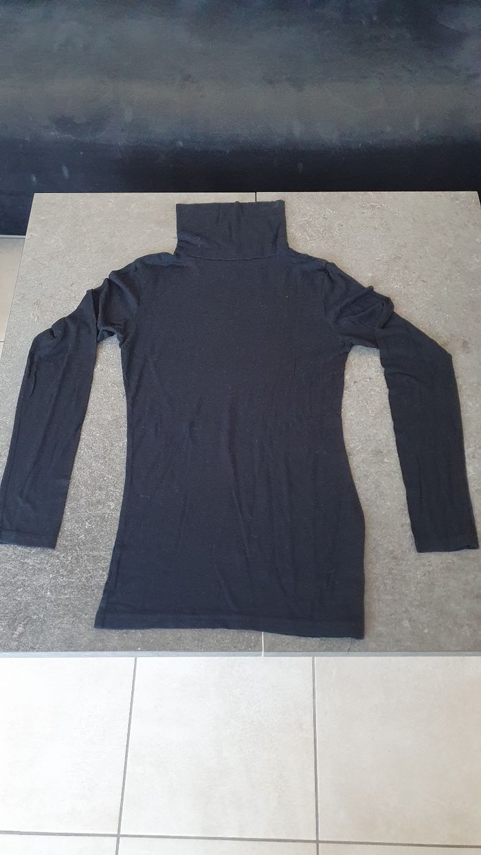 T shirt col roulé en S