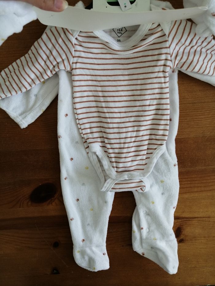 Ensemble pyjama + body +bonnet +gants - taille 1 mois - photo numéro 3