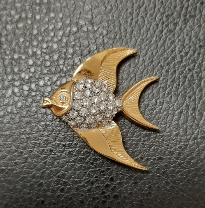 Très belle broche en métal doré et strass en forme de poisson